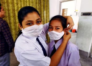 চাহিদা আকাশ ছোঁয়া, করোনা আতঙ্ক রুখতে বাড়ি বসেই মাস্ক বানাতে শেখালেন শিক্ষিকা