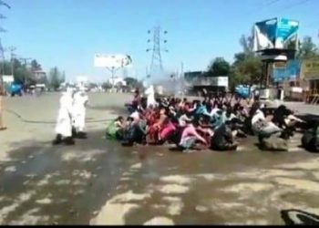 করোনা তাড়াতে কীটনাশক ছেটানো হল উত্তরপ্রদেশের বহিরাগত শ্রমিকদের গায়ে