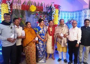 বিয়েতে অতিথি বরণে চারাগাছ, অভিনব ভাবনায় যুগলের পথ চলা শুরু