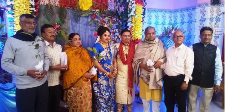 বিয়েতে অতিথি বরণে চারাগাছ, অভিনব ভাবনায় যুগলের পথ চলা শুরু
