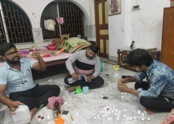 আকালেও স্বপ্ন দেখাচ্ছে যুবসমাজ! নামমাত্র দামে হু’র গাইডলাইন মেনে তৈরি হচ্ছে স্যানিটাইজার