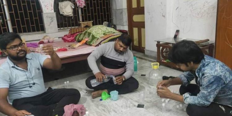 আকালেও স্বপ্ন দেখাচ্ছে যুবসমাজ! নামমাত্র দামে হু’র গাইডলাইন মেনে তৈরি হচ্ছে স্যানিটাইজার