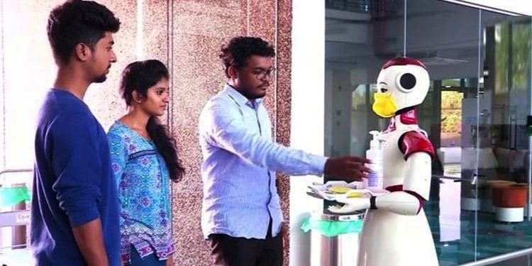 করোনার বিরুদ্ধে লড়াইয়ে কেরল সরকার সামিল করল রোবট স্বাস্থ্যকর্মীদের!