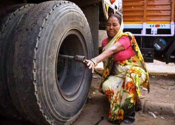 প্রথমে অনেকেই পাত্তা দেননি, আজ তিনিই দেশের প্রথম মহিলা ট্রাক মেকানিক!