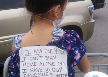 ছোট্ট শিশুকে নিয়ে বাইরে বেরোনোয় কটাক্ষের শিকার, প্রতিবাদী সিঙ্গেল মায়ের অভিনব পন্থা ভাবিয়ে তুলল সবাইকে!