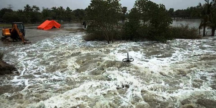 ভরা কোটালে বাঁধ ভেঙে সমস্যায় সুন্দরবনবাসী, বুলেট ট্রেনের উন্নত ভারতে কেন মিটছে না এই সমস্যা?