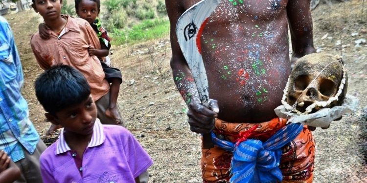 মড়ার খুলি হাতে নিয়ে নাচ, ছবিতে গল্পে বোলান লোকাচার!