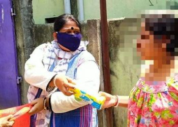 নিষিদ্ধ পল্লীর মানুষের দিকে সাহায্যের হাত শান্তিপুরের বাসিন্দার, শেখালেন মনুষ্যত্বের পাঠ!