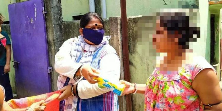 নিষিদ্ধ পল্লীর মানুষের দিকে সাহায্যের হাত শান্তিপুরের বাসিন্দার, শেখালেন মনুষ্যত্বের পাঠ!