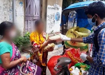 লকডাউনে বন্ধ রোজগার, দুঃস্থদের জন্য এগিয়ে এলেন দক্ষিণ কলকাতার তরুণ-তরুণীরা