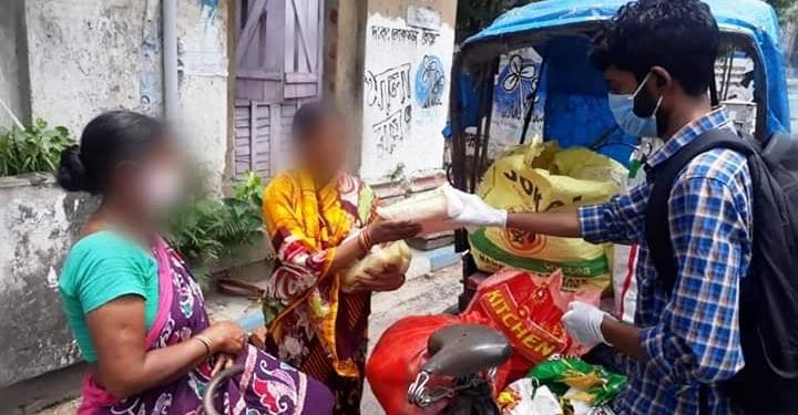 লকডাউনে বন্ধ রোজগার, দুঃস্থদের জন্য এগিয়ে এলেন দক্ষিণ কলকাতার তরুণ-তরুণীরা
