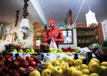 টেলিভিশনের সুপারহিরো লকডাউনে বয়স্কদের বাজার পৌঁছে দিচ্ছেন বাড়িতে!