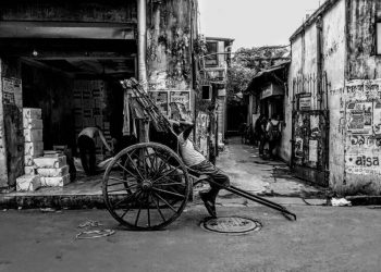 আধুনিকতার এই যুগে সমানে অস্তিত্বের লড়াই চালিয়ে যাচ্ছে কলকাতার হাতে টানা রিকশা!