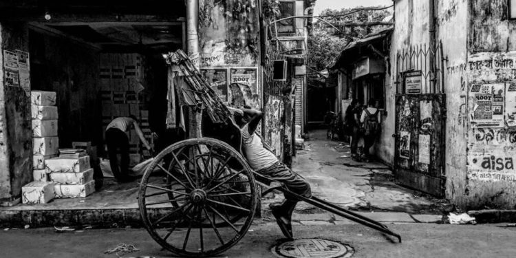 আধুনিকতার এই যুগে সমানে অস্তিত্বের লড়াই চালিয়ে যাচ্ছে কলকাতার হাতে টানা রিকশা!