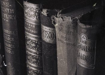 পুরনো বইয়ের রহস্য মাখা গন্ধ! কেমন যেন নস্টালজিয়ায় ভরিয়ে তোলে না?