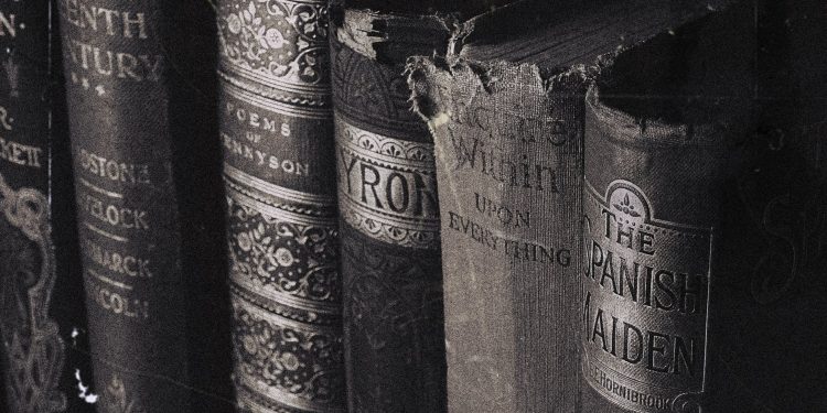 পুরনো বইয়ের রহস্য মাখা গন্ধ! কেমন যেন নস্টালজিয়ায় ভরিয়ে তোলে না?