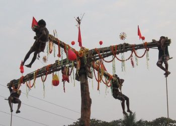 ‘চক্ষু চড়কগাছ’ কিংবা ‘ধান ভানতে শিবের গাজন’ – এভাবেই বাঙালির রোজকার জীবনে জড়িয়ে চড়ক-গাজন!