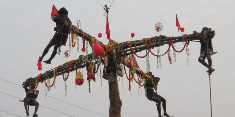 ‘চক্ষু চড়কগাছ’ কিংবা ‘ধান ভানতে শিবের গাজন’ – এভাবেই বাঙালির রোজকার জীবনে জড়িয়ে চড়ক-গাজন!