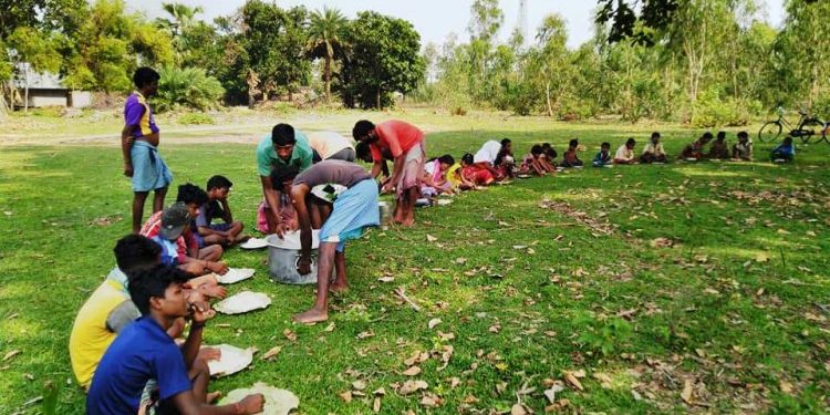 ৩৯ দিন ধরে পেট ভরা ভাতের স্বপ্ন বিলি করছে ‘বীরভূম পিপলস কিচেন’!