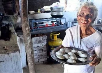 যেন সাক্ষাৎ মা অন্নপূর্ণা! লকডাউনে পরিযায়ী শ্রমিকদের মুখে বৃদ্ধা খাবার তুলে দিচ্ছেন মাত্র এক টাকায়!