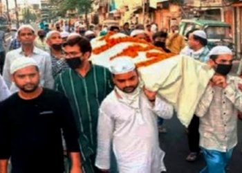 ফের দূরত্ব ঘোচাল লকডাউন!পুরোহিতের মৃতদেহ কাঁধে নিয়ে শ্মশানে গেলেন মুসলিম ভাইয়েরা!