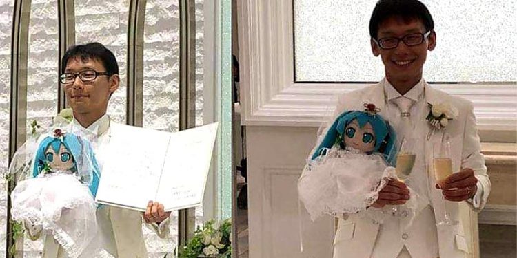 কৈশোরের ব্যর্থ প্রেম! প্রত্যাখ্যান! শেষমেশ তাই পুতুলকে বিয়ে করেন জাপানি যুবক