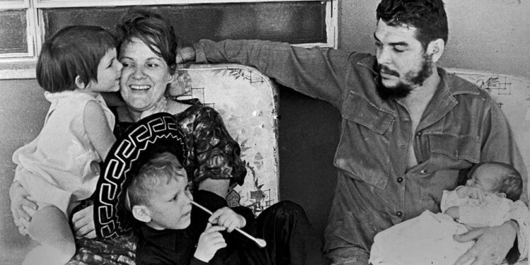 সন্তানদেরও বিপ্লবের সহযোদ্ধা ভাবতেন চে! বিপ্লবীর লেখা চিঠি আজও বয়ে চলেছে সেই প্রমাণ