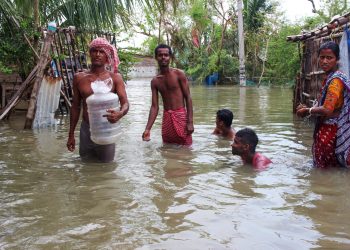 বিপদ পিছু ছাড়ছে না সুন্দরবনের, ভরা কোটালে ভাসলো আমফান বিধ্বস্ত এলাকা