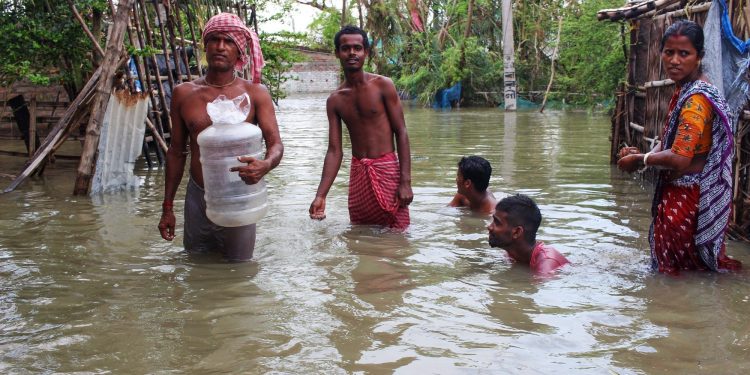 বিপদ পিছু ছাড়ছে না সুন্দরবনের, ভরা কোটালে ভাসলো আমফান বিধ্বস্ত এলাকা