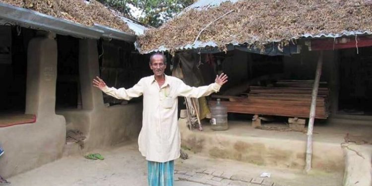 রান্না বাংলাদেশে অথচ খাওয়া-ঘুম ভারতে! এমনই এক বাড়ির বাসিন্দা রেজাউল মন্ডল!