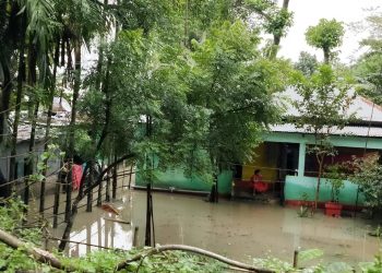 ফু্ঁসছে নদী, ভাসছে উত্তরবঙ্গের একাধিক জায়গা, জলবন্দি অবস্থায় দিন গুজরান কয়েকশো পরিবারের