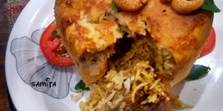 আস্ত একটা কেক আর তা কাটলেই চমক! কেকের ভেতর থেকে বেরিয়ে আসছে সেই জিভে জল আনা বিরিয়ানি!