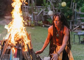 ঠিক যেন কমিকসের পাতা থেকে সদ্য উঠে আসা! হ্যাঁ, বাস্তবেও দেখা মেলে এমন এক ‘টারজান’-এর