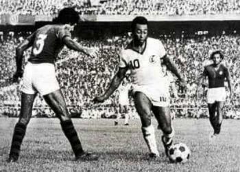 “ঝাঁপিয়ে পড়ে পেলের পা থেকে কেড়ে নিলেন বল”- শিবাজী লিখলেন নতুন ইতিহাস!