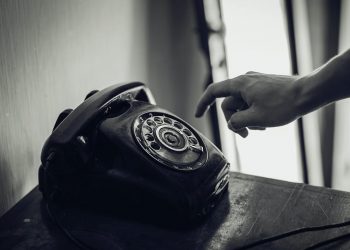 চিঠির প্রেম মিশেছিল ক্রিং ক্রিং শব্দে, অদ্ভুত নস্টালজিয়ায় জড়ানো আমাদের ছোটবেলার দোসর সে!