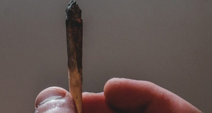 টালমাটাল টিনএজ (পর্ব – ১) – অন্ধকারের নেশায় তলিয়ে যাওয়া শহরের হাল হকিকৎ!