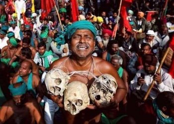 “আর দেব না রক্তে বোনা ধান মোদের প্রাণ হো!” হাতে মৃত কৃষকদের খুলি নিয়ে দিল্লির রাস্তায় বিক্ষোভে চাষীরা!