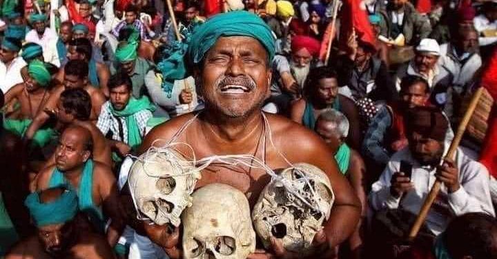“আর দেব না রক্তে বোনা ধান মোদের প্রাণ হো!” হাতে মৃত কৃষকদের খুলি নিয়ে দিল্লির রাস্তায় বিক্ষোভে চাষীরা!