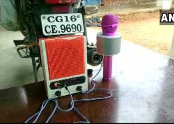 করোনার জেরে বন্ধ স্কুল! মোটরসাইকেলে টিভি বেঁধে দুঃস্থ বাচ্চাদের ক্লাস নিচ্ছেন ‘সিনেমাওয়ালা বাবু’