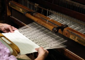 বাংলাদেশের ঐতিহ্যবাহী তাঁত শিল্পে ব্রাত্য চিরাচরিত তাঁতিদের হাতের ছোঁয়া!