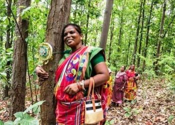 সবুজ বাঁচানোর লড়াইয়ে চোরা চালানকারীদের ত্রাস ঝাড়খণ্ডের ‘লেডি টারজান’!