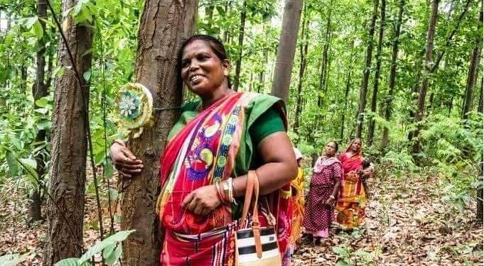 সবুজ বাঁচানোর লড়াইয়ে চোরা চালানকারীদের ত্রাস ঝাড়খণ্ডের ‘লেডি টারজান’!