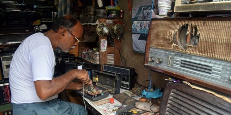 স্মার্টফোনের রমরমায় কোণঠাসা রেডিও! অন্যদিকে তাদের আগলেই দিব্যি রয়েছেন রেডিও ম্যান!