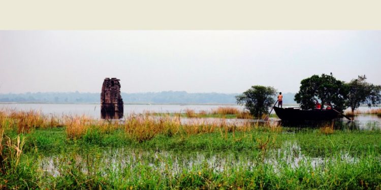 দামোদরের তলায় হারিয়ে যাচ্ছে তেলাকুপির প্রাচীন স্থাপত্য!