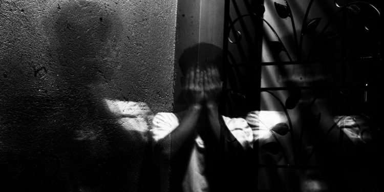 পুরুষ নির্যাতন! মদ্যপ স্ত্রীয়ের হাতে দৈনিক হেনস্থার শিকার স্বামী!