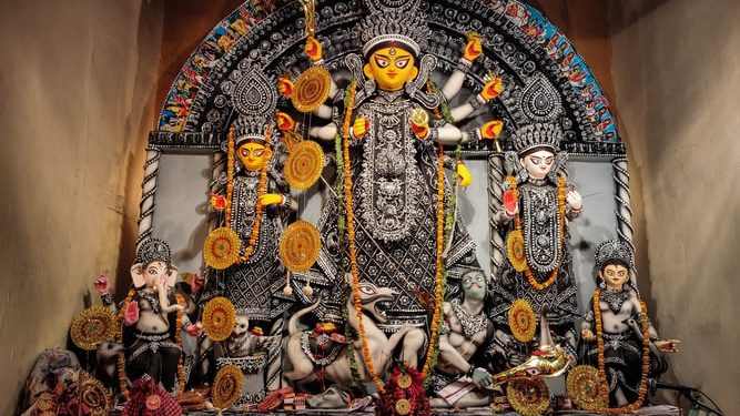 হেঁটে নয়! ভার্চুয়াল পুজোয় এবারে শহরের ঠাকুর দেখুন নেটে!