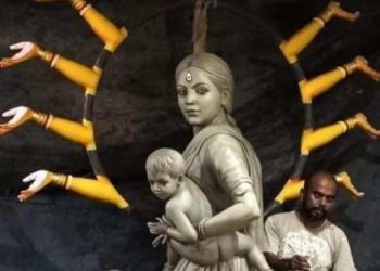 ‘পরিযায়ী শ্রমিক মা’ রূপেই মর্ত্যে এলেন দেবী! বড়িশার মণ্ডপ জুড়ে যেন সাম্প্রতিক অসহায়তারই খণ্ডচিত্র!