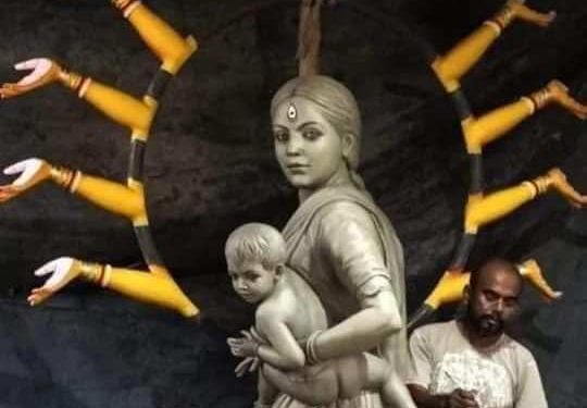 ‘পরিযায়ী শ্রমিক মা’ রূপেই মর্ত্যে এলেন দেবী! বড়িশার মণ্ডপ জুড়ে যেন সাম্প্রতিক অসহায়তারই খণ্ডচিত্র!