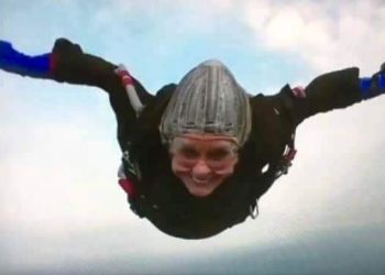 ১১৩৯ টি সোলো প্যারাসুট জাম্প শেষ করে মারা গেলেন বিশ্বের সবচেয়ে বয়স্ক মহিলা স্কাই-ডাইভার!