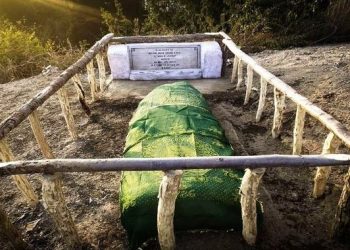 যুদ্ধের বদলে সম্প্রীতি! সসম্মানে পাক সৈনিকের ক্ষতিগ্রস্থ কবর পুনরুদ্ধার করল ভারতীয় সেনা!